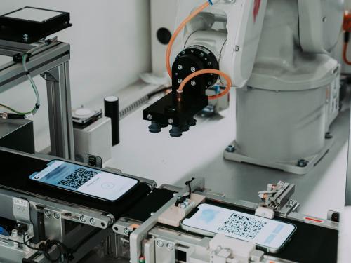 Grâce à un code QR unique, la machine sait exactement de quel iPhone il s’agit.