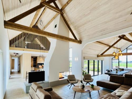 De schouw is de eyecatcher in de leefruimte.