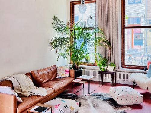 De leefruimte oogt gezellig.