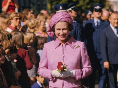 Tijdens een staatsbezoek aan Nieuw-Zeeland in 1977 koos de queen voor lila. (c) Getty