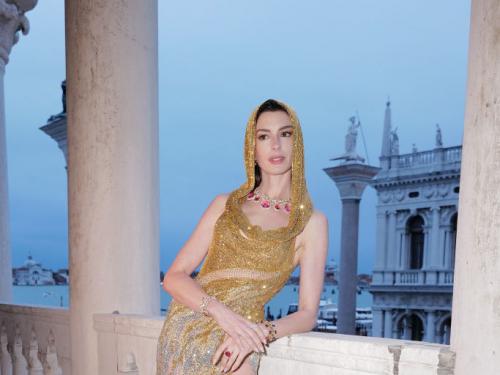 Anne Hathaway in Versace tijdens een evenement van Bulgari