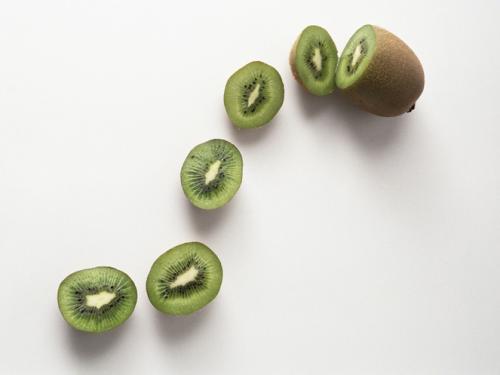 Kiwi's zijn vaak nogal hard in de winkel, dus laat ze in de fruitmand lekker rijpen