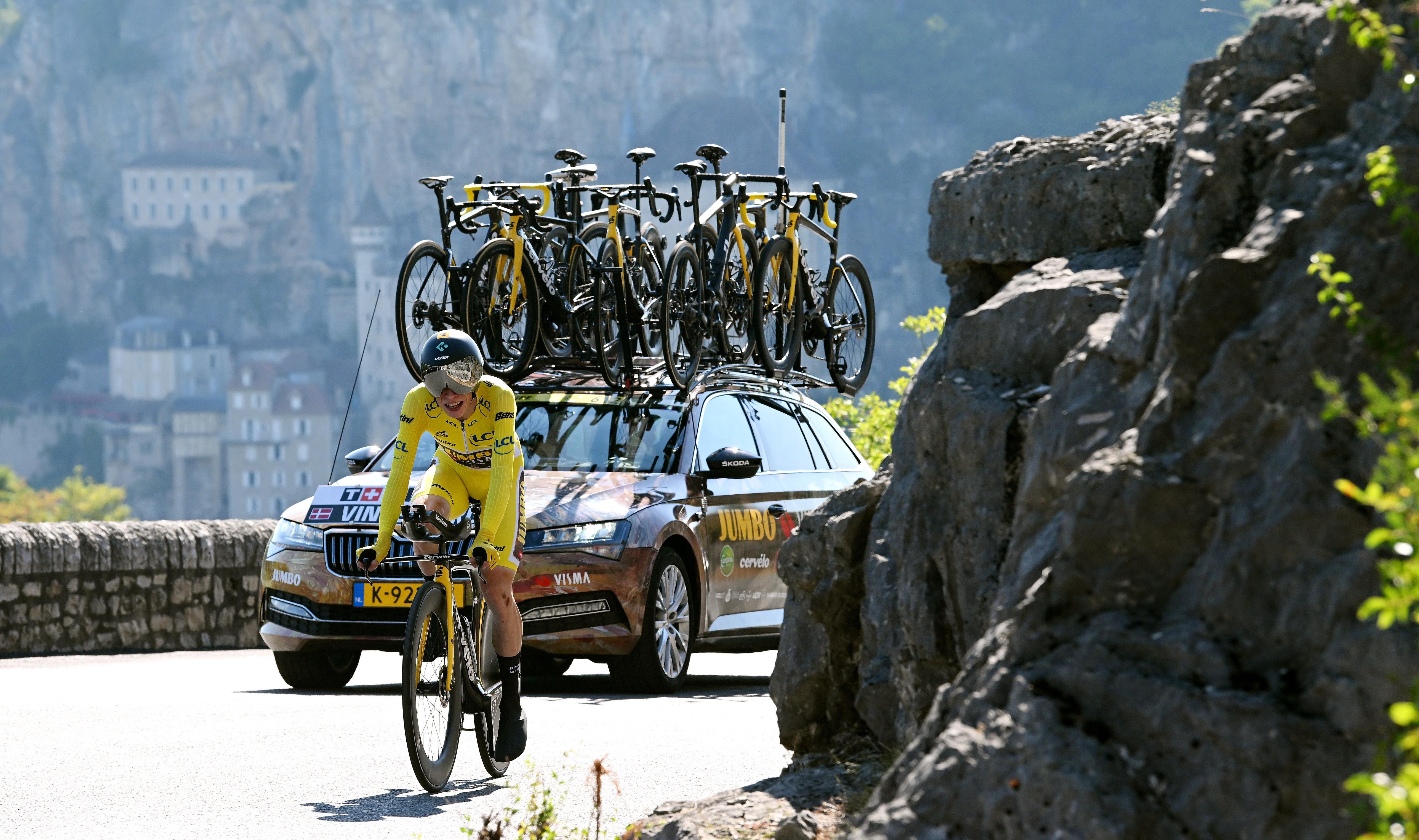 Tijdrit in de Tour: hoeveel seconden wint een renner als de volgauto tien fietsen op dak zet?