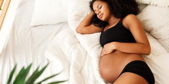 Est-ce dangereux de dormir sur le côté droit lorsqu'on est enceinte?