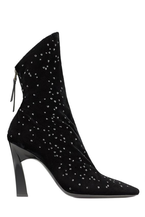 High heelsSuède laarsjes met strass, van Emporio Armani, prijs op aanvraag.