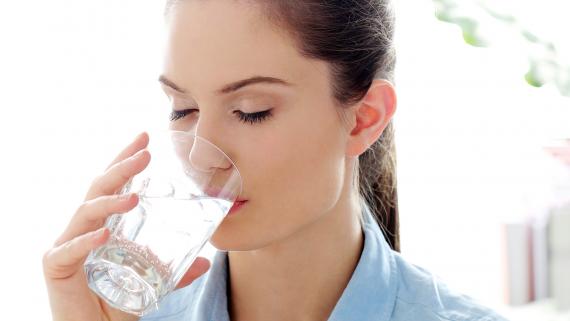 4 redenen waarom warm water met citroen goed voor je is