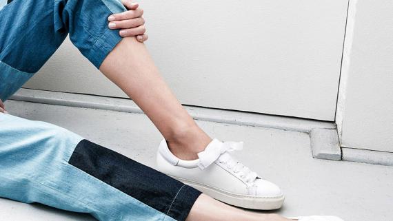 6 tips om witte sneakers weer stralend wit te krijgen - Gezond.be