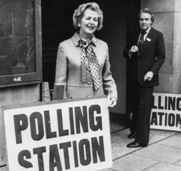 Foto van Margaret Thatcher voor een stembureau, 5 juni 1975