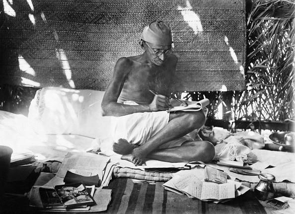 Foto van Mahatma Gandhi die duidelijk een sober leven leidde, gezien zijn figuur