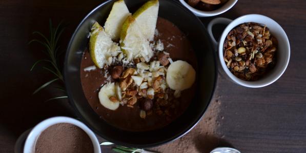 Recette: un smoothie bowl chocolat et poire pour bien commencer la journée