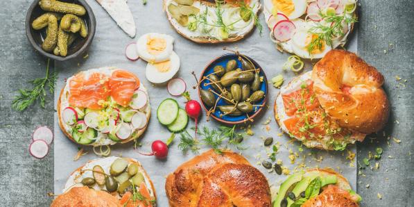 Les bagels, ce sont ces délicieux sandwichs aux mille et une saveurs. Parfaits pour le lunch, ils sont à la fois gourmands et savoureux. On craque!