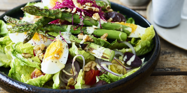 Recette: salade fraîche aux asperges, oeufs et noix