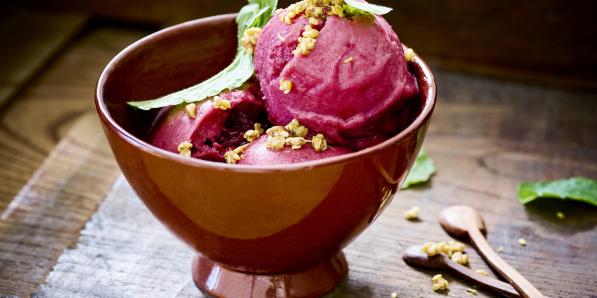 Recette: glace cerise-gingembre et cruble de sarrasin épicé