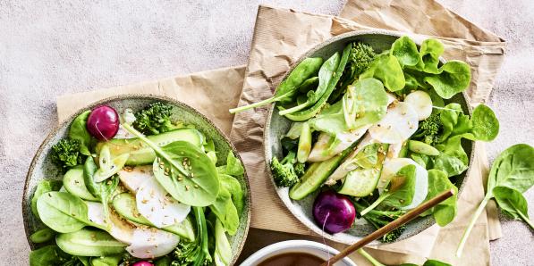 Recette: salade printanière au poulet miso et aux radis marinés