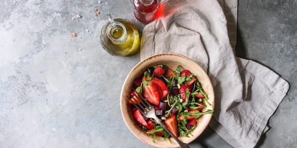 3 idées de salades fraîches, estivales et originales avec des fraises
