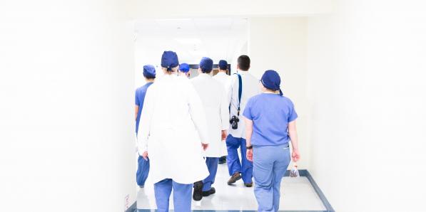 soignants non vaccinés luis melendez unsplash