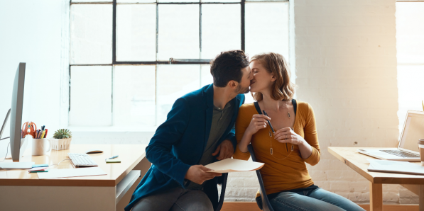 Votre employeur ne peut pas interdire les romances au travail - Flair - Canva