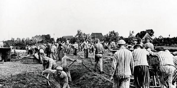 Zwart-wit beeld uitgemergelde gevangenen aan het werk in concentratiekamp Mauthausen