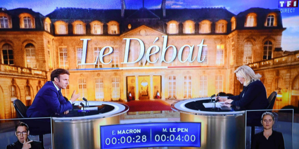 Macron accuse Le Pen de vouloir 