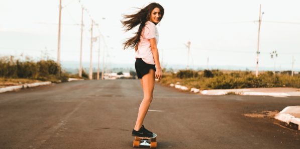 Elles Roulent initie les filles au skateboard à Liège - DR Flair Canva