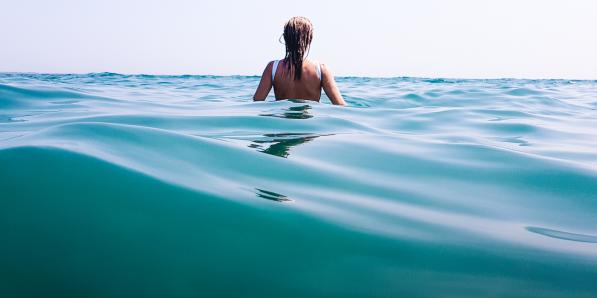 Faire pipi dans la mer - Getty