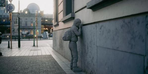 statue enfant réfugié