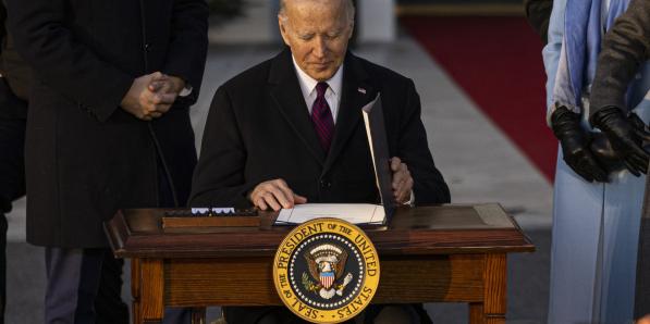 Biden signe la loi protégeant le mariage homosexuel