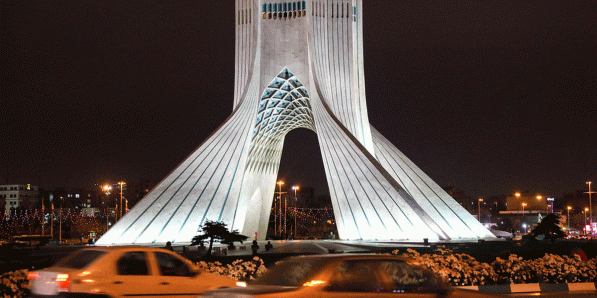 Het Iraanse Azadi-plein 's avonds in Teheran, Iran