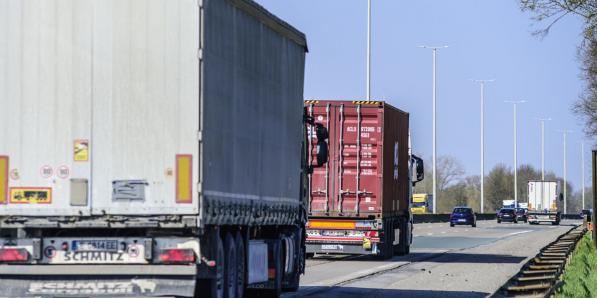 camions sur l'E411 poids lourds