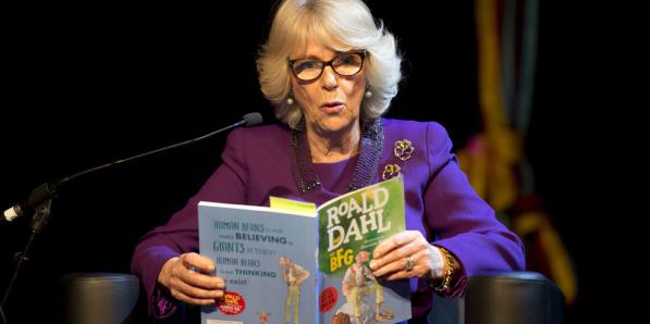 Camilla lit une histoire de Roald Dahl en 2016.
