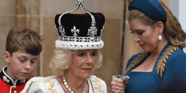 Koningin Camilla, met naast haar Penny Mordaunt