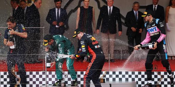 Verstappen viert zijn overwinning in Monaco.