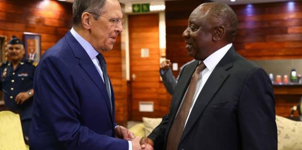 Sergei Lavrov (L) meets South African President Cyril Ramaphosa