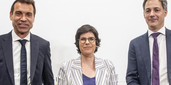 Alexander De Croo, aux côtés de la ministre de l'Energie, Tinne Van der Straeten, et du CEO d'Engie Electrabel, Thierry Saegeman.
