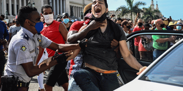 Tijdens een protest tegen de regering in 2021 in Havana, Cuba.