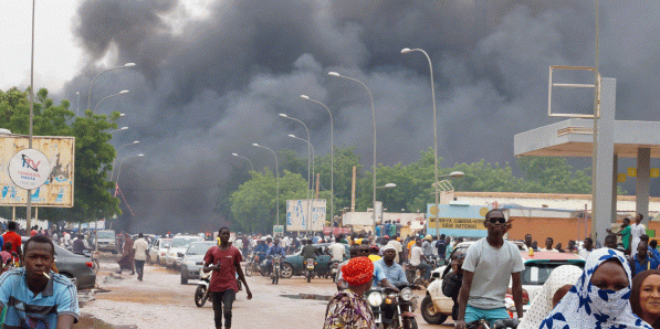 Medestanders van de putschisten steken het partijhoofdkwartier van de verdreven leider Mohamed Bazoum in brand in Niamey op donderdag.