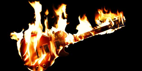Gitaar verbranden vuur