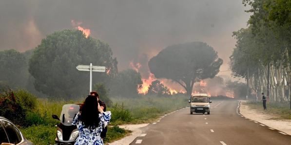 Meer dan 3.000 mensen geëvacueerd van campings in Zuid-Frankrijk wegens hevige brand