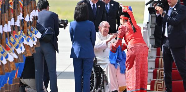 Arrivée du pape en Mongolie