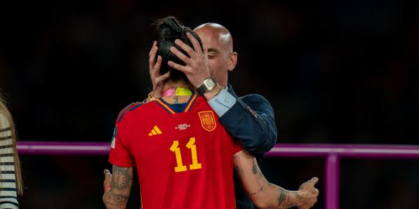 L'ex-président de la fédération espagnole de football Luis Rubiales embrasse la joueuse Jenni Hermoso.