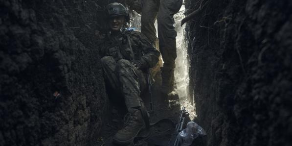 Een soldaat in de loopgragen in Bachmoet, 4 september 2023.
