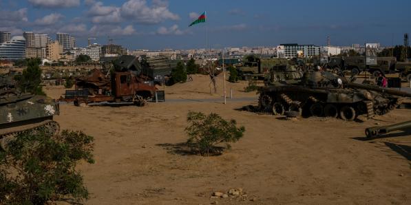 Les forces armées de l'Azerbaïdjan exposent du matériel militaire confisqué utilisé par l'armée arménienne lors du conflit du Nagorno-Karabakh de 2020 à 2023.