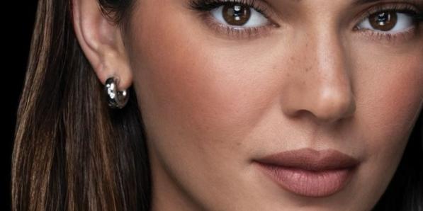 Kendall Jenner overlined lips
