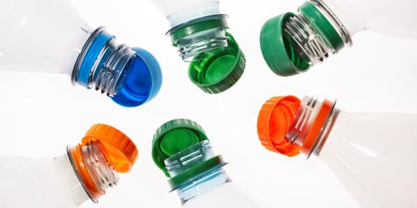 Bouchons attachés aux bouteilles en plastique.