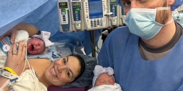 Kelsey Hatcher a donné naissance à deux filles de deux utérus différents.