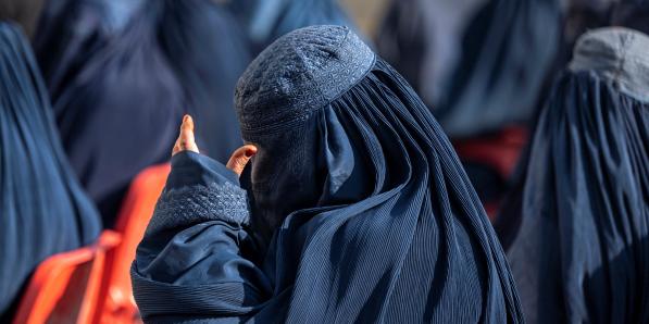 En Afghanistan, plusieurs adolescentes ont été arrêtées pour port non conforme du hijab.