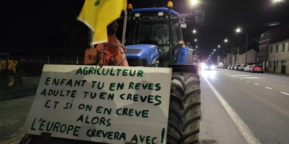 Des jeunes agriculteurs attendaient sur la route de Bruxelles, dimanche soir à Braine-le-Comte, d'autres tracteurs pour monter sur la capitale