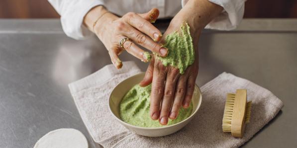 Produits soin avec de vieux légumes.