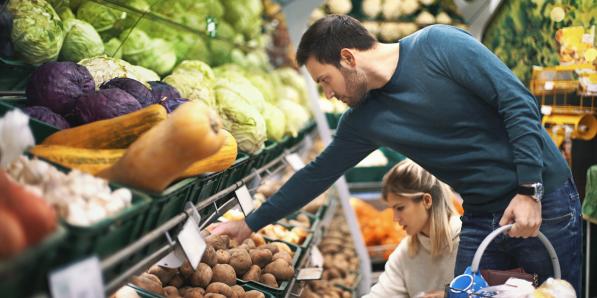 Un homme et une femme font les courses