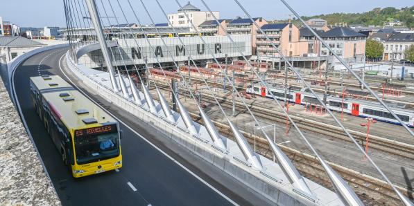 Un bus et un train à Namur